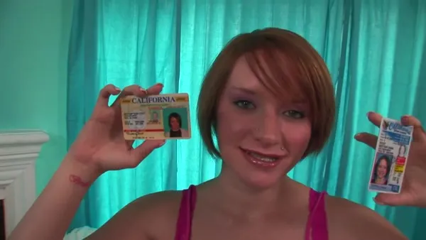 Dünnes Doggygirl genießt seinen Fickprügel