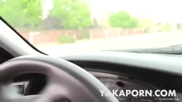 Blondes Tittenluder auf der Liegewiese im Freibad gefickt