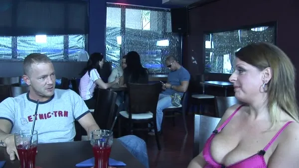 Blondes Mädchen fingert sich ihre kleine Spalte