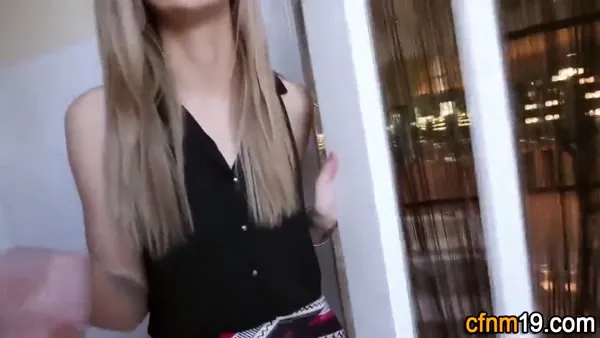 Blonde Schulmädchen beim FFM Dreier mit Sperm Swap