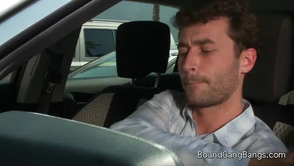 Brünetter Milf die behaarte Möse gefickt