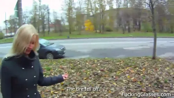 Brünettes Naturbusengirl fickt mit BBC
