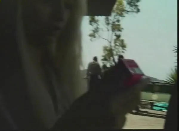 Blondine geht mit dem Schwarzen zum Vögeln mit