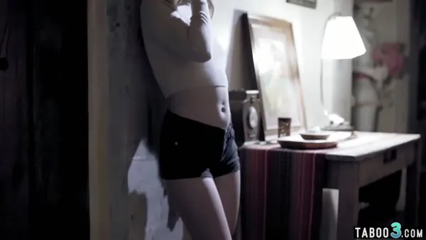 Brünettes Girl lässt sich im Bett poppen