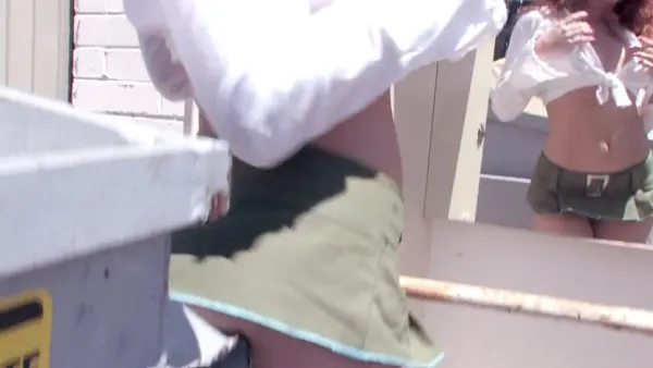 Die Schwarzhaarige mit Tattoos braucht es hart anal