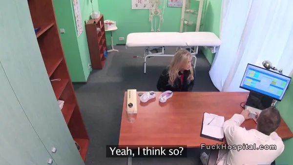 Collegegirl gibt Opa einen Blowjob und leckt seine Eier