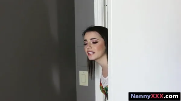 Dunklehaarigem Flittchen die glatte Pussy gestopft