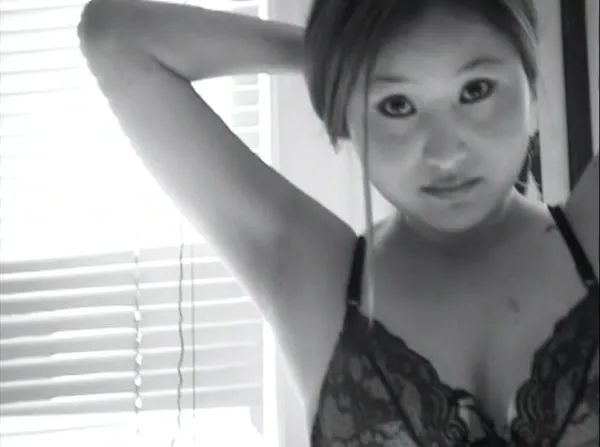 Dickbusige Ebony besorgt es sich vor der Live Sexcam