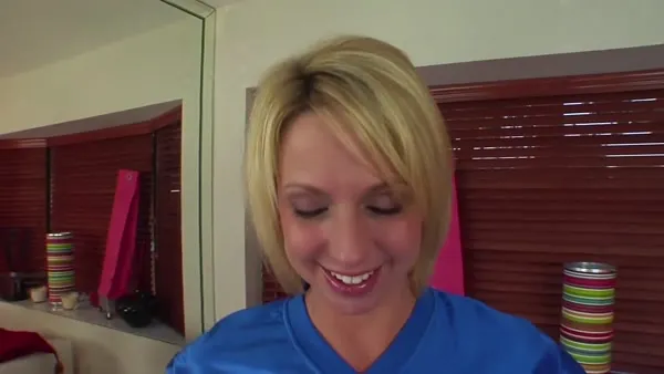 Deutsche fette Mutti gibt Kerl einen Handjob