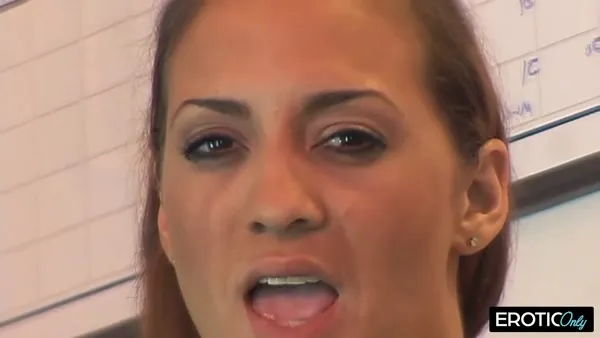 Blondes Luder wird anal gefickt