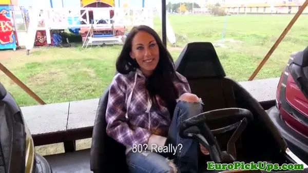 Blondes Luder bläst und fickt auf der Couch