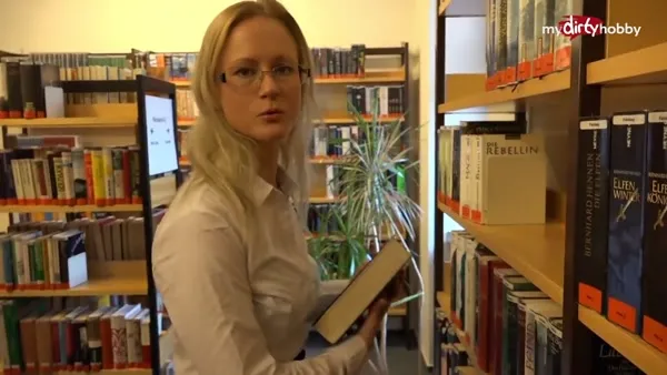 Beim Facesitting massiert sie seinen riesigen Schwanz
