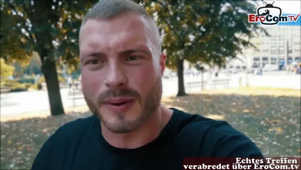Blondine mit dicken Möpsen fickt sich selbst