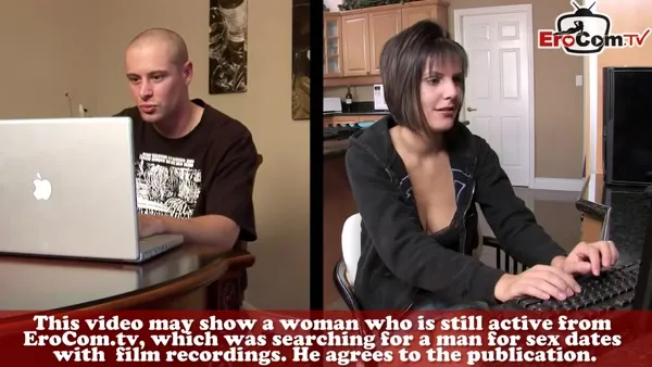 Blondes Girl fickt sich selbst in die haarige Möse