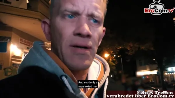 Brünettes Girl spreizt für seinen Schwanz die Beine