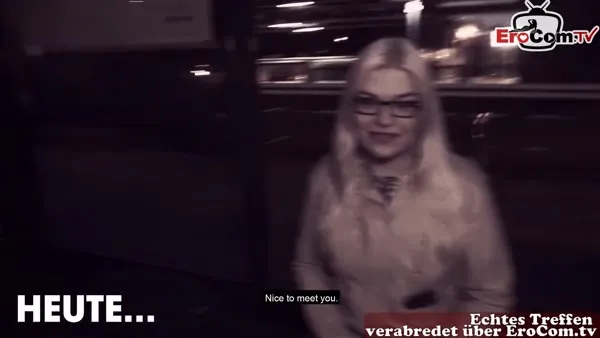 Brünettes Girl freut sich über seinen fetten Schwanz