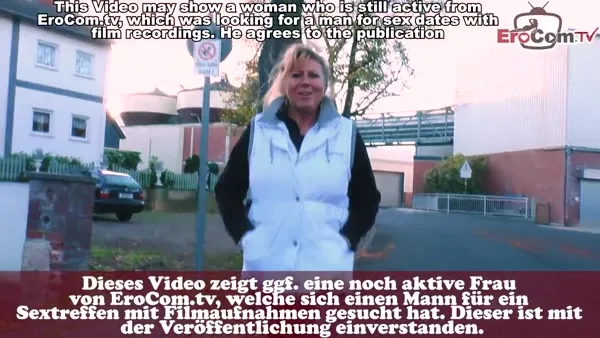 Behaarte Brünette steht auf Analsex