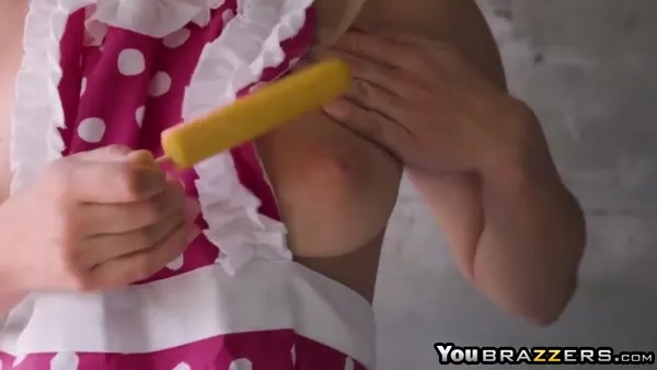 Der dicke Penis bringt ihre geile Muschi zum squirten