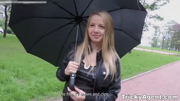 Blonde Oma reitet ihren jüngeren Liebhaber