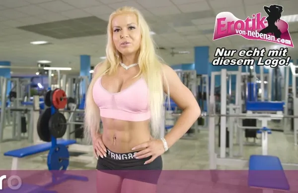 Blondes Luder mit echten Hupen gibt Handjob